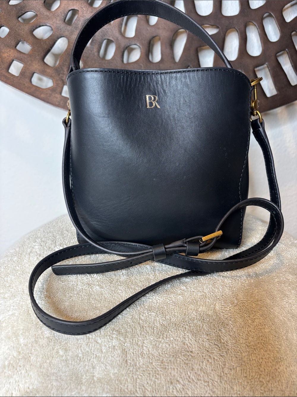 👜Crossbody Bucket Bag Banana Republic Factory Black Leather BR Monogram Small👜